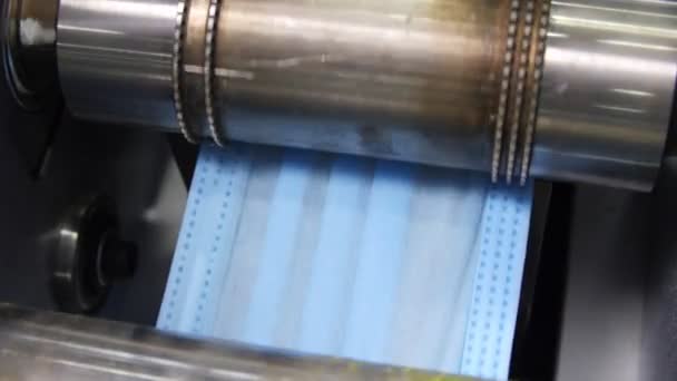 Váleček s kolíky soustruží pracující s modrým textilním materiálem — Stock video