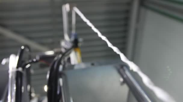 Výrobní linka pracuje s elastickým pásem na masky — Stock video