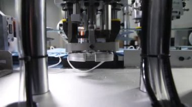 ekipman bantları tek kullanımlık koruyucu maskelere bağlıyor