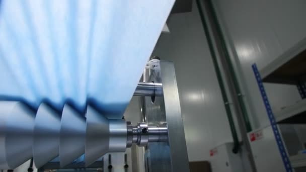 这台机器在商店里用织物上做口罩用的瓦楞纸 — 图库视频影像