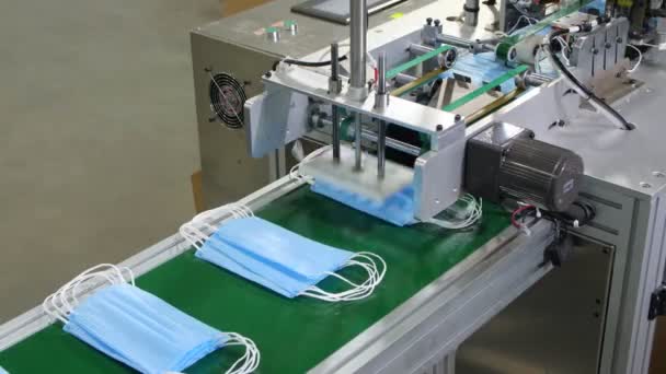 Automatische productielijn produceert beschermende gezichtsmaskers — Stockvideo