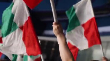 Sporseverler yarışmada zaman geçiren parlak bayraklar sallıyor