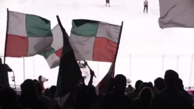 Maçta hokey takımının sevdiği renkte bayraklar sallanıyor