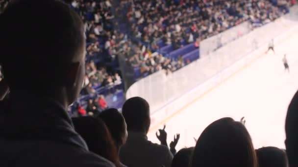 球迷鼓掌支持曲棍球运动员的轮廓 — 图库视频影像