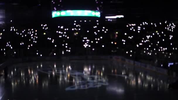 Geweldig licht show op leeg ijs arena in de winter nacht — Stockvideo