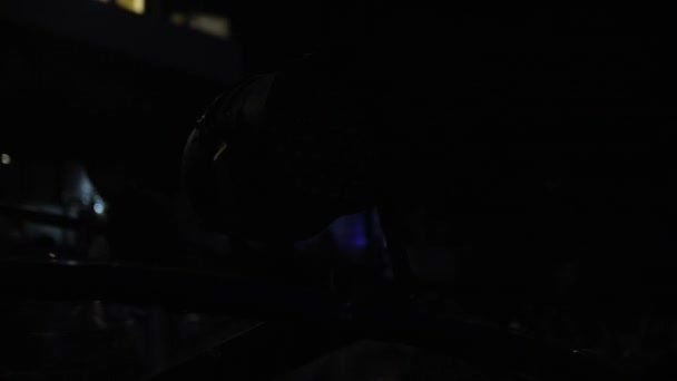 体育场黑暗背景下的红灯 — 图库视频影像