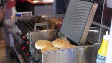 Lezzetli çörekler, köfteler ve sosislerle elektrikli soba.