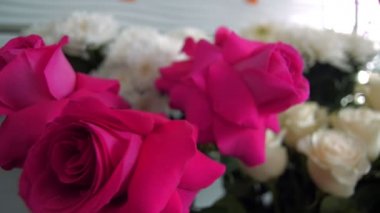 Vazodaki pembe gül çiçeklerinin geçişi dükkanda sergileniyor.