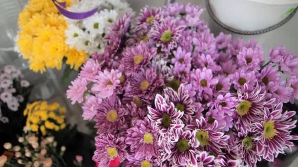 Букет с цветами хризантемы на выставке в светлом магазине — стоковое видео