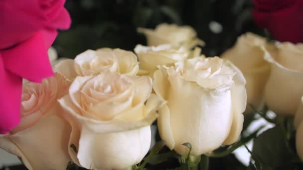 Bouquet of elegant white rose flowers on display in shop — Stock Video