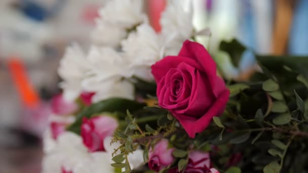 Bouquet con rosa rossa e foglie verdi in mostra nel negozio — Video Stock