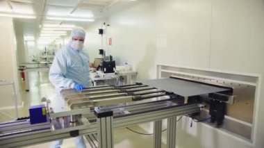 Kişi hücreli güneş panelini modern makine aracına koyar