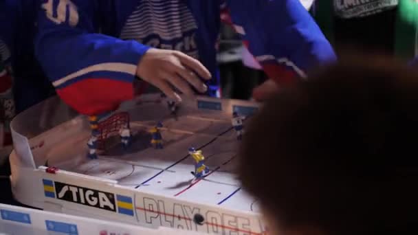Skolbarn spela bordsskiva hockey har paus vid match — Stockvideo