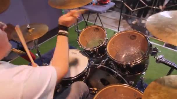 Músico toca bateria tocando no palco em concerto close-up — Vídeo de Stock