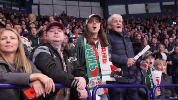 Fans olahraga berdiri dari kursi bahagia gol mustahil — Stok Video