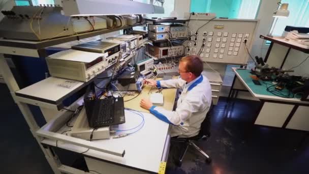 Técnico masculino trabaja con equipos en planta de paneles solares — Vídeo de stock