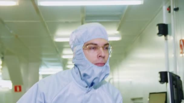 防護服を着た従業員が工場の太陽光パネルをチェック — ストック動画