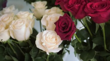 şarap kırmızı beyaz ve pembe gül çiçekleri çiçekçi vitrininde