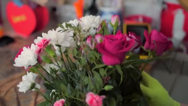 Kvinna gör elegant bukett med krysantemum och rosor — Stockvideo