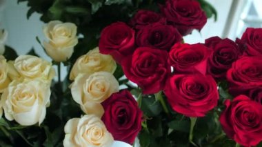 Vazodaki aromatik gül çiçeklerinin üzerinde hareket