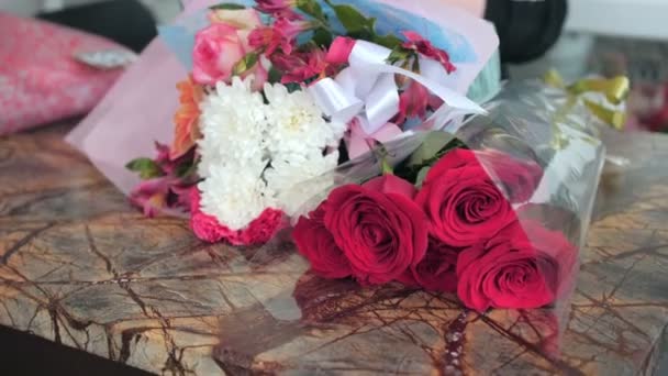 Commessa mette bei mazzi di fiori freschi sul tavolo di marmo primo piano — Video Stock
