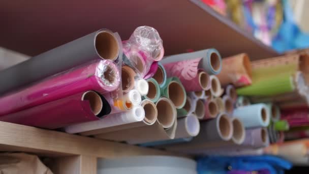 Nő vesz tekercs dekoratív papír fa állvány — Stock videók
