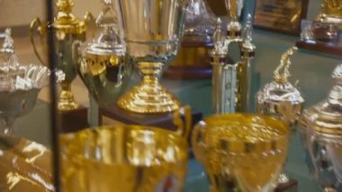 Başarılar yaklaştıkça farklı bardaklara sahip bir vitrin.