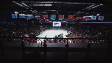 Seyircilerin üzerinde sallanan renkli bayraklar hokey takımını destekliyor