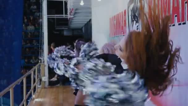 Cheerleaders team danst met zilveren pompons op terras — Stockvideo