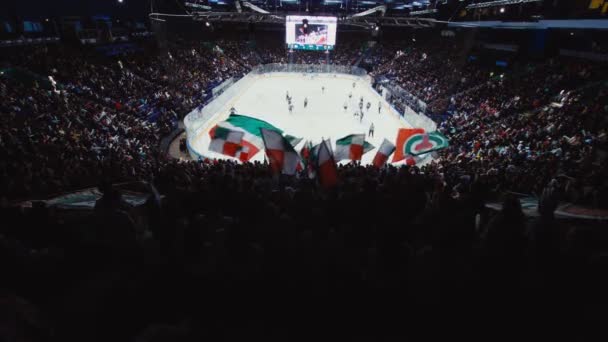 Fanáticos de los deportes ondean banderas de color que apoyan a jugadores de equipo de hockey — Vídeos de Stock
