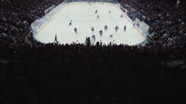 Хокейні команди борються за лідерство на ковзанці. — стокове відео