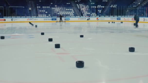Olahragawan skate pada modern arena es di pelatihan di antara tanda-tanda — Stok Video