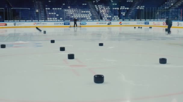 Sportovci bruslí na moderní ledové aréně na tréninku mezi známkami — Stock video