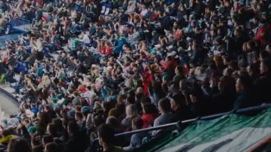 İnsanlar favori takımı destekleyen alkışlarla gürültü yapıyor.