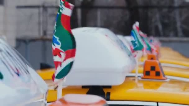 Flags with hockey team logo on roofs of Yandex taxi cabs — Stock Video