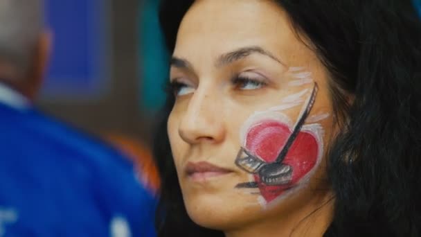 Mujer con foto de palo de disco y relojes de corazón rojo juego — Vídeo de stock