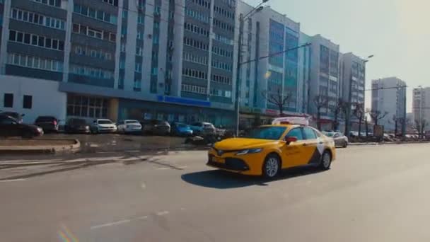 Yandex taxi kabina s hokejovým týmem vlajka řídí podél ulice — Stock video