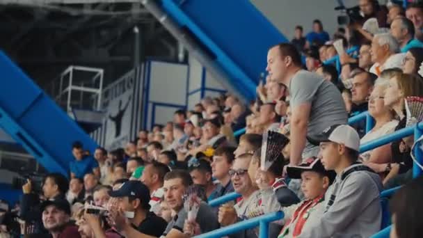 Sport fans med clappers titta på intressant hockeymatch — Stockvideo