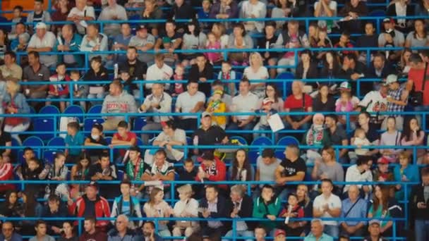 Folla di appassionati di sport gode di partita di hockey su luoghi spettatore — Video Stock