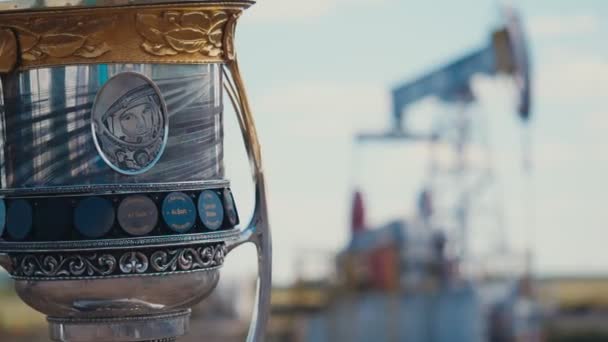 Juri Gagarin Porträt auf Tasse und Ölförderanlage — Stockvideo