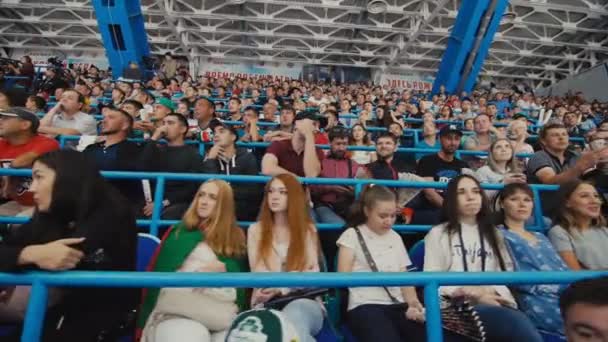 La gente disfruta del juego de hockey sentado en lugares del espectador — Vídeo de stock