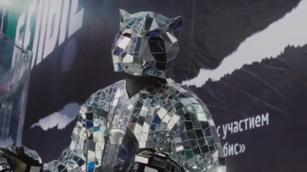 Аніматор у масці срібної пантери та костюмі на стадіоні. — стокове відео