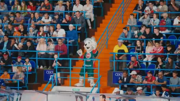 雪のヒョウの衣装を着たアニメーターがスタジアムの表彰台で踊り — ストック動画
