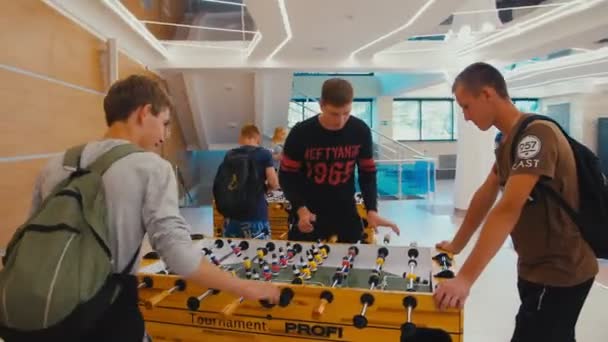 Meninos adolescentes jogar hóquei de mesa no salão brilhantemente iluminado — Vídeo de Stock