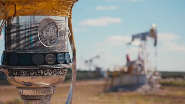 Yuri Gagarin 'in kupasıyla petrol sahasındaki pompalara karşı. — Stok video