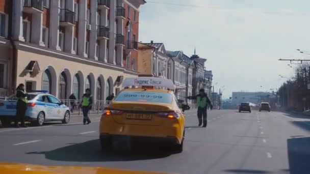 Taxi taxi conduce más allá de los oficiales de la patrulla vial a lo largo de la calle — Vídeos de Stock