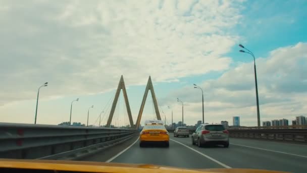 Yandex Taxi fährt an sonnigem Tag die Millennium-Brücke entlang — Stockvideo