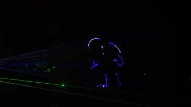 Hokey maçı ve lazer ışınlarıyla yapılan oyuncular hakkında bir çizgi film.