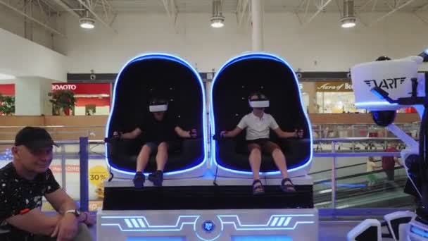 小男孩们带着VR耳机在商场里玩电子游戏 — 图库视频影像