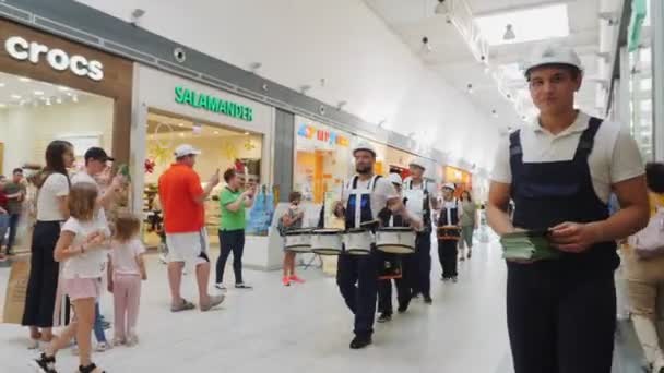Группа идет по коридору, играя на барабанах в торговом центре — стоковое видео